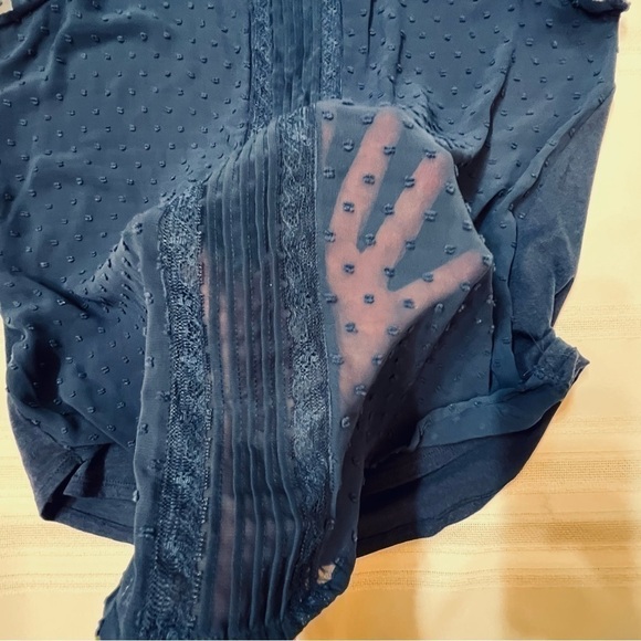 LC Lauren Conrad Swiss Dot SS Pullover Top Blouse Sz L Blue EUC - Picture 4 of 12